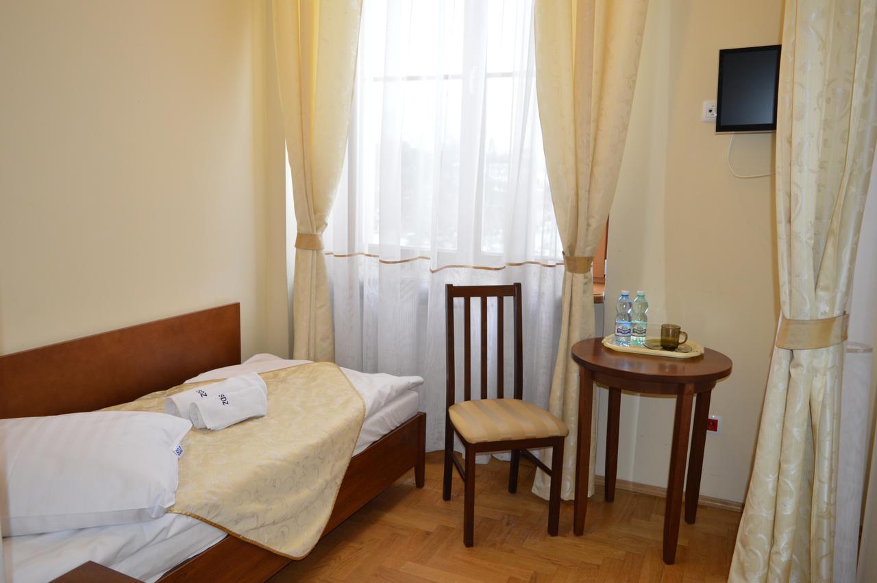 Stary Dom Zdrojowy Hotel Криница-Здруй Екстериор снимка